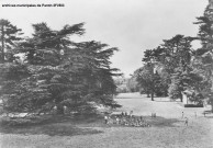 Colonie de vacances de la ville de Pantin à Saint-Martin-d'Ecublei - Leçon de chant dans le parc.