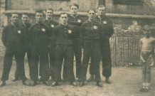 Portrait de groupe de boxeurs : photographie noir et blanc.