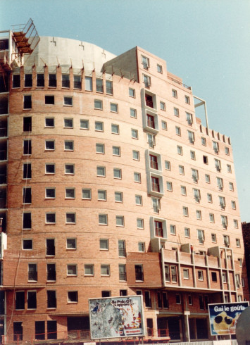 Construction de l’immeuble dit des Coursives, en 1980 - 3Fi12000 Photographie du chantier de construction de l’immeuble dit des Coursives, en 1980