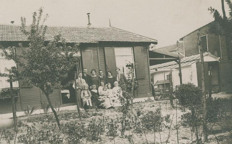 Photographie de la famille Vervloet posant devant son pavillon de la rue Formagne, en 1924