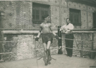 Entraînement de boxe en extérieur au Ring de Pantin, corde à sauter : photographie noir et blanc.