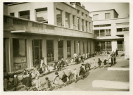 École maternelle de la route des Petits-Ponts, enfants faisant la ronde dans la cour : photographie noir et blanc.