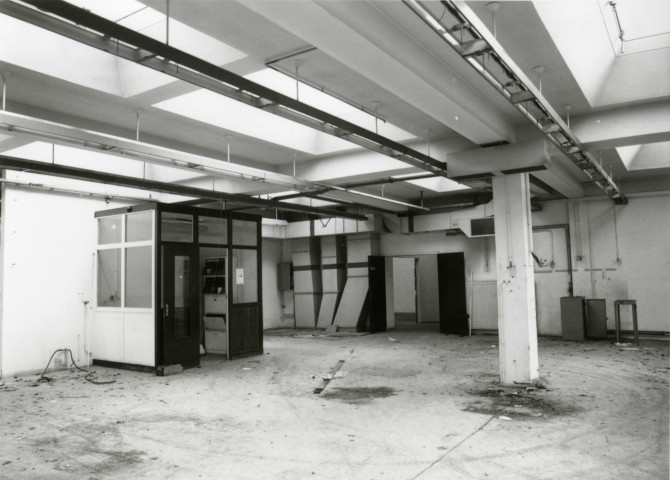 Usine Motobécane désaffectée, vue de l'intérieur : photographie noir et blanc.
