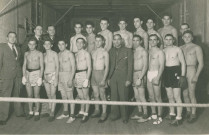 Portrait de groupe de boxeurs en tenue de combat : photographie noir et blanc.