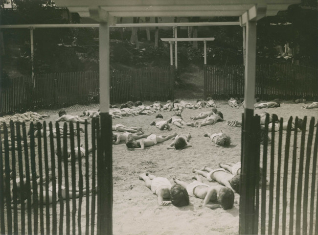 École de Plein-Air, bain de soleil au bac à sable : photographie noir et blanc.
