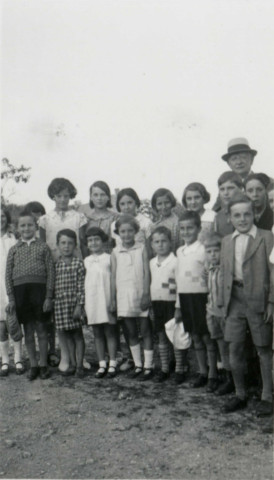 Colonies de vacances dans le nord du Morvan, groupe d'enfants posant avec le maire Charles Auray : photographie noir et blanc.