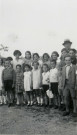 Colonies de vacances dans le nord du Morvan, groupe d'enfants posant avec le maire Charles Auray : photographie noir et blanc.