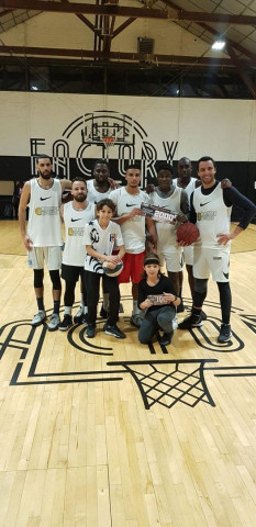 Basket-ball. - Hoops Factory Open Start de basket 5x5 à la Villette, victoire de l'équipe Better Athlete composée d'adhérents de Démarrez jeunesse : photographie.