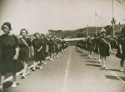 Fête d'éducation physique, défilé des enfants : photographie noir et blanc.