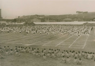 Fête d'éducation physique, vue large sur les mouvements d'ensemble avec des foulards : photographie noir et blanc.