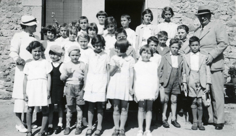 Colonies de vacances dans le nord du Morvan, groupe d'enfants posant avec le maire Charles Auray et son épouse à Romeneau : photographie noir et blanc.
