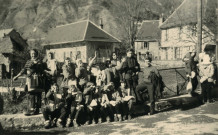 Classe de neige de jeunes filles [de l'école Sadi-Carnot] : photographie noir et blanc.
