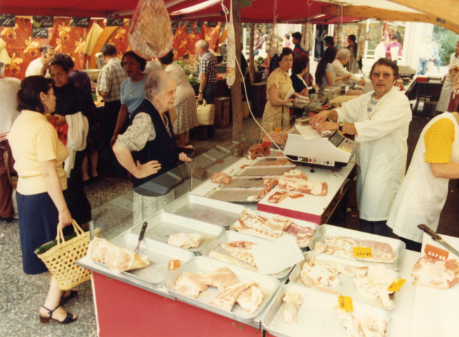 Marché de l'église, étals du marché : photographie couleur.