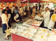 Marché de l'église, étals du marché : photographie couleur.