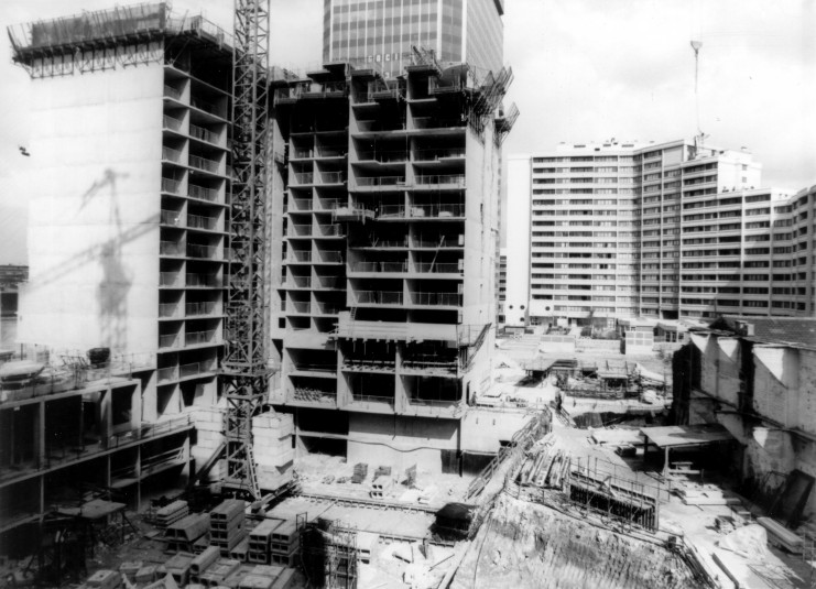 Photographie du chantier de construction, en 1980