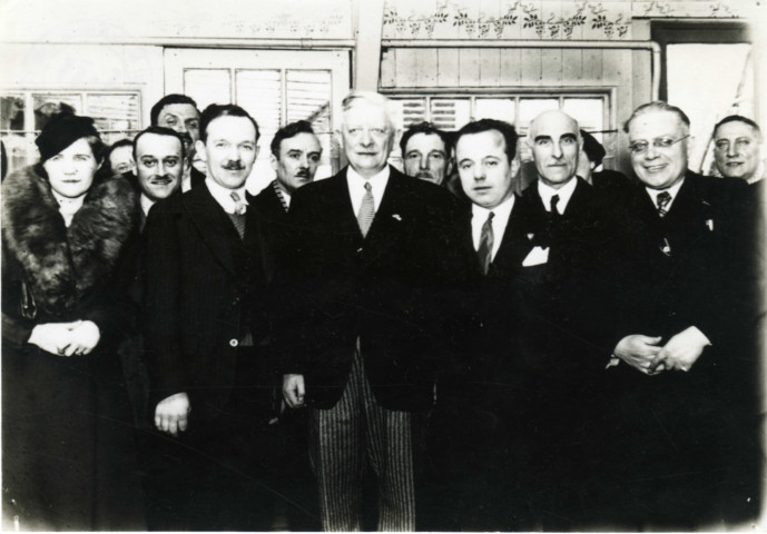 Groupe posant autour de Charles Auray : photographie.