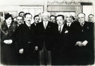 Groupe posant autour de Charles Auray : photographie.
