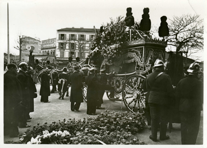 Enterrement du maire Charles Auray, corbillard sur le parvis de l'hôtel de ville : photographie noir et blanc.