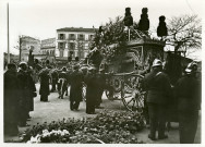 Enterrement du maire Charles Auray, corbillard sur le parvis de l'hôtel de ville : photographie noir et blanc.