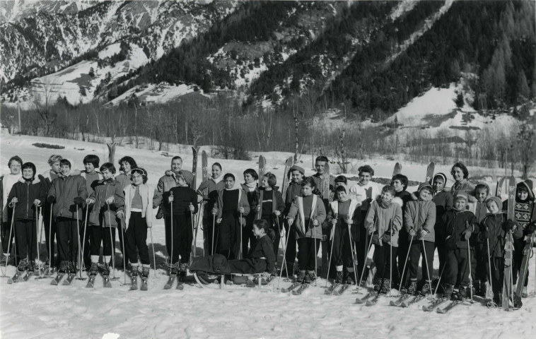 Classe de neige de jeunes filles de l'école Condorcet, pose en tenue de ski : photographie noir et blanc.