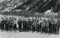 Classe de neige de jeunes filles de l'école Condorcet, pose en tenue de ski : photographie noir et blanc.