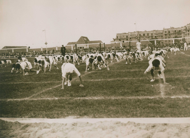 Fête d'éducation physique, mouvements d'ensemble : photographie noir et blanc.
