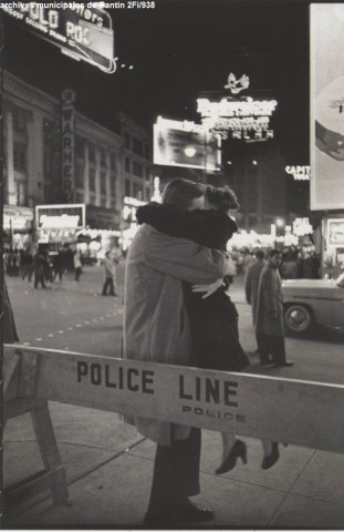 Reproduction d'une œuvre de Henri Cartier-Bresson, New-York City, Times Square, nouvel an. Légendes de nuit, exposition à la bibliothèque Elsa-Triolet.