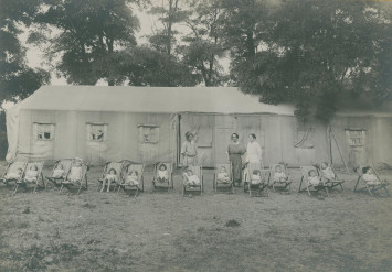 Tentes de l’école provisoire, devant lesquelles les enfants prennent le soleil - 3Fi52 Photographies des tentes de l’école provisoire, devant lesquelles les enfants prennent le soleil
