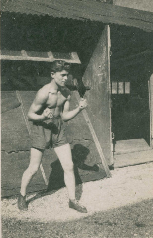 Entraînement du boxeur Roblin en extérieur au Ring de Pantin : photographie noir et blanc.