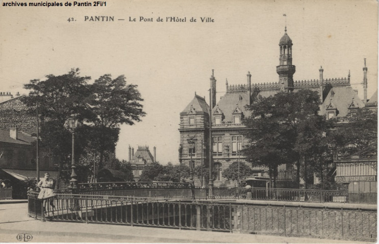 Hôtel de ville et pont de la Mairie.