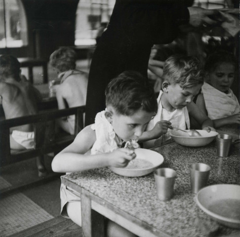 École de Plein-Air, repas dans le réfectoire : photographie noir et blanc.