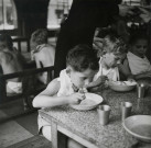 École de Plein-Air, repas dans le réfectoire : photographie noir et blanc.