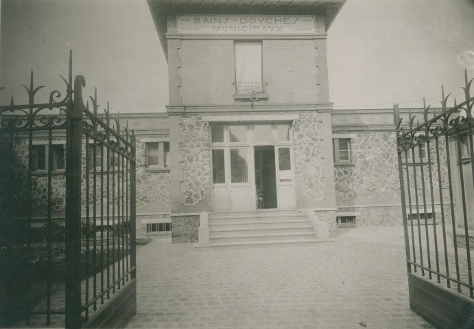 Bains-douches municipaux des Quatre-Chemins : photographie noir et blanc.