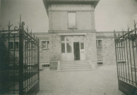 Bains-douches municipaux des Quatre-Chemins : photographie noir et blanc.