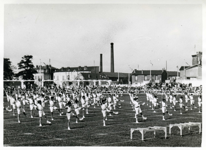 Fête d'éducation physique, mouvements d'ensemble : photographie noir et blanc.