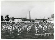 Fête d'éducation physique, mouvements d'ensemble : photographie noir et blanc.