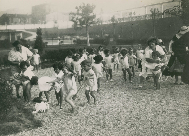École de Plein-Air, habillage en extérieur : photographie noir et blanc.