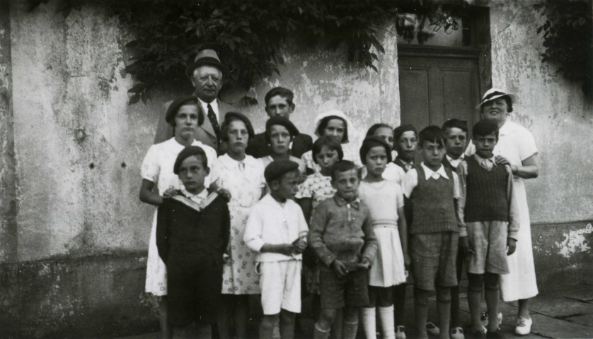 Colonies de vacances dans le nord du Morvan, groupe d'enfants posant avec le maire Charles Auray et son épouse à Montberthault Frémoy : photographie noir et blanc.