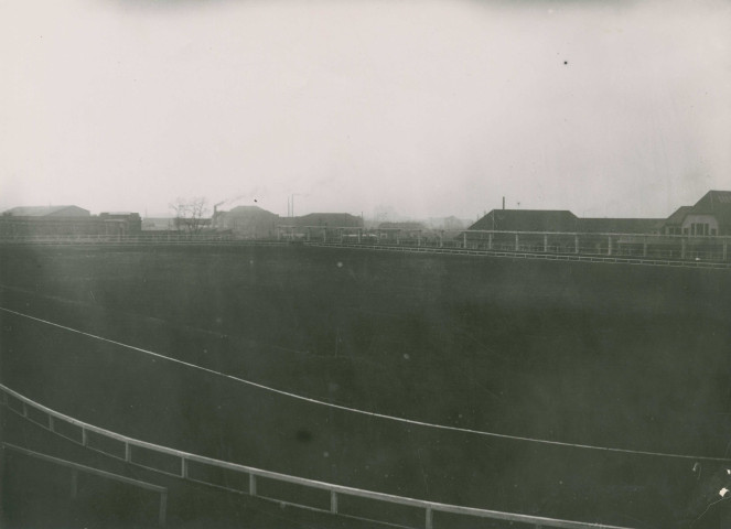 Stade Charles-Auray : photographie noir et blanc.