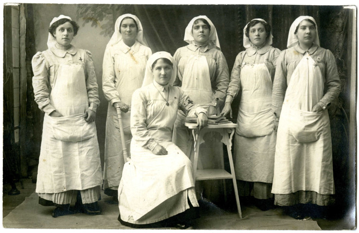 Portrait de groupe d'infirmières de la Croix-Rouge à la gare de Pantin : carte photographique