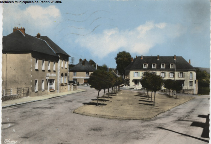 La place (Montsauche, hôtel du Morvan).