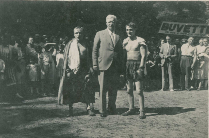 Portrait de boxeurs après un combat dans le cadre d'une sortie de l'Université populaire de Pantin à Fontainebleau : photographie noir et blanc.