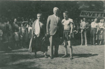 Portrait de boxeurs après un combat dans le cadre d'une sortie de l'Université populaire de Pantin à Fontainebleau : photographie noir et blanc.