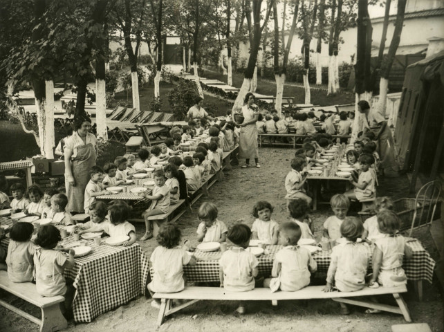 École de Plein-Air, repas sous les arbres à proximité d'une tente : photographie.