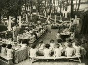École de Plein-Air, repas sous les arbres à proximité d'une tente : photographie.