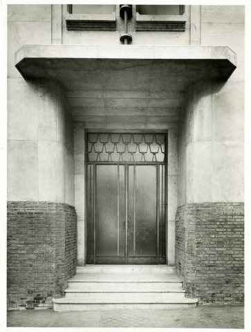 École maternelle de la route des Petits-Ponts, porte d'entrée de l'établissement scolaire : photographie noir et blanc.