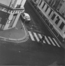 Jeune homme au cartable et baskets noires et blanches
