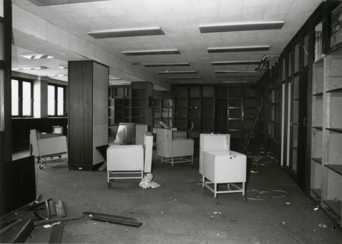 Usine Motobécane désaffectée, vue de l'intérieur : photographie noir et blanc.