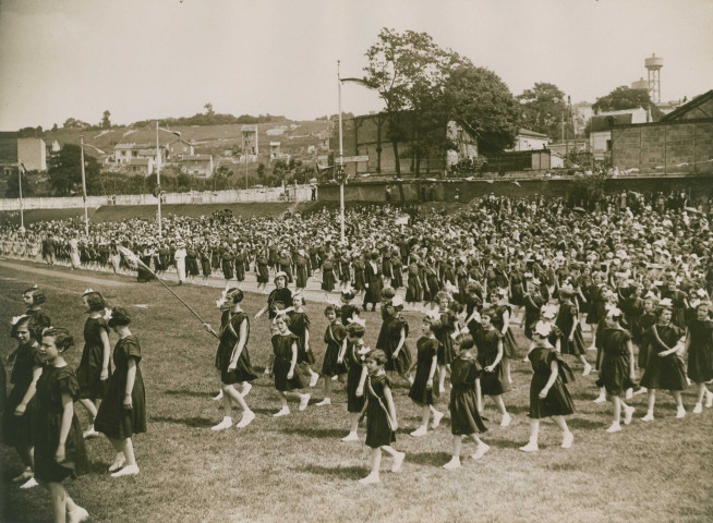 Fête d'éducation physique, défilé des enfants : photographie noir et blanc.