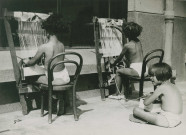 École de Plein-Air, enfants faisant du tissage en extérieur : photographie noir et blanc.